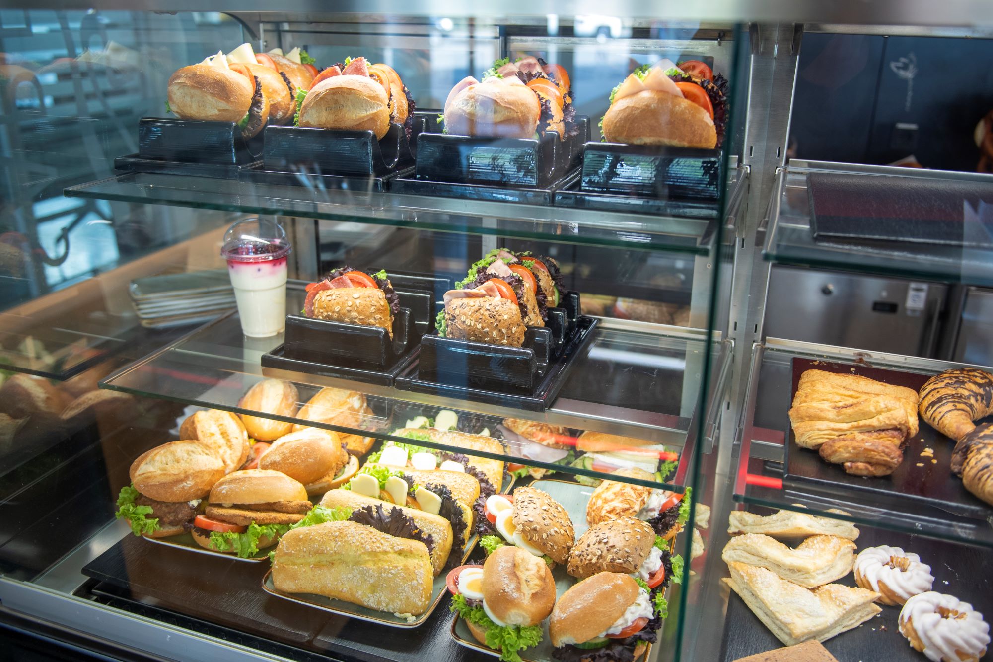 Brötchen und Gebäck in der Auslage